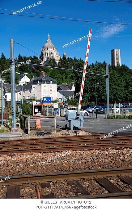 France, Région Normandie (ancienne Basse Normandie), Calvados, Pays d’Auge, Lisieux, basilique Sainte-Thérèse, gare SNCF, passage à niveau, Photo Gilles Targat