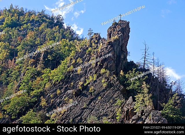 21 October 2023, Saxony-Anhalt, Thale: Rugged rocks surround the Bode Valley in Thale. On the second vacation weekend, many excursionists took advantage of the...