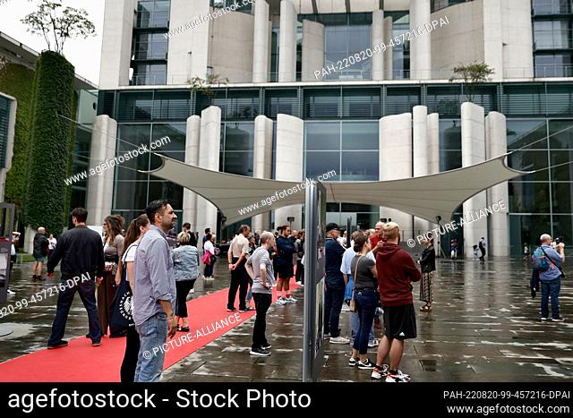 20 August 2022, Berlin: Visitors tour the cour d'honneur of the Federal Chancellery on the Federal Government's Open Day under the motto ""Democracy invites""