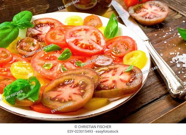 Bunter Tomatensalat mit Basilikum