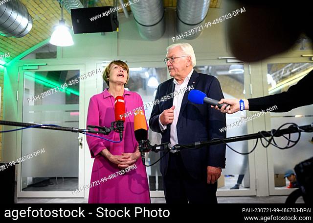 21 July 2023, Berlin: German President Frank-Walter Steinmeier (r) and his wife Elke Büdenbender make remarks at the end of a visit to the Zentrum am Zoo and...