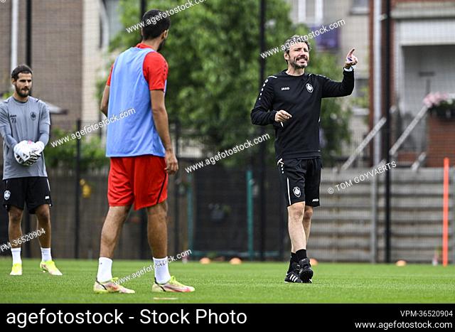 Antwerp's head coach Mark van Bommel pictured during a training session of Belgian soccer club Royal Antwerp FC, Tuesday 21 June 2022 in Antwerp