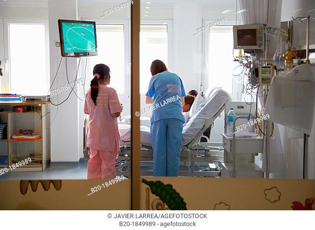 Room with patient and nurses, children's hospital, Donostia Hospital, San Sebastian, Donostia, Gipuzkoa, Basque Country, Spain