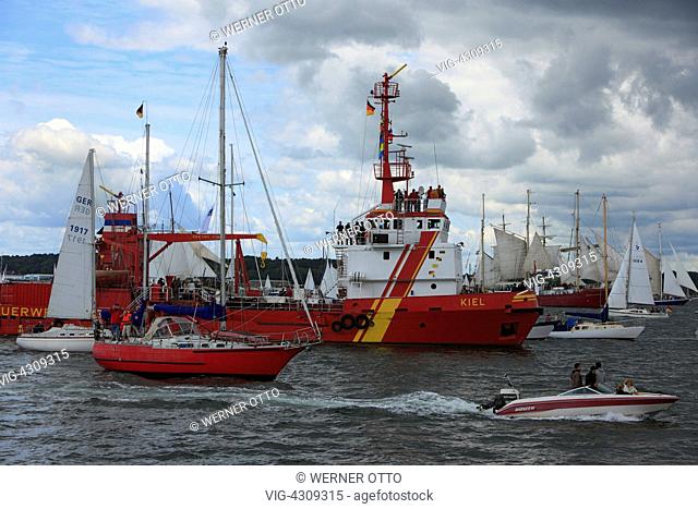 D-Kiel, Kiel Fjord, Baltic Sea, Schleswig-Holstein, Kieler Woche 2011, sailing event, windjammer parade, Feuerwehr-Oelwehr, firebrigade ship, fireboat