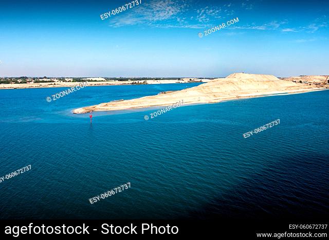 Der Suezkanal - Einfahrt in den neuen Erweiterungskanal am Ende des großen Bittersees, eröffnet im August 2015