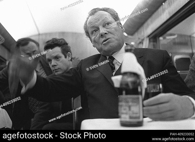 ARCHIVE PHOTO: The SPD will be 160 years old on May 23, 2023, Federal Chancellor Willy BRANDT, 2nd from right, SPD, sits on the train and speaks to journalists
