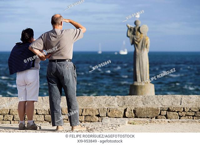 Couple looking at the sea, Kerpenhir point, town of Locmariaquer, departament of Morbihan, Brittany, France
