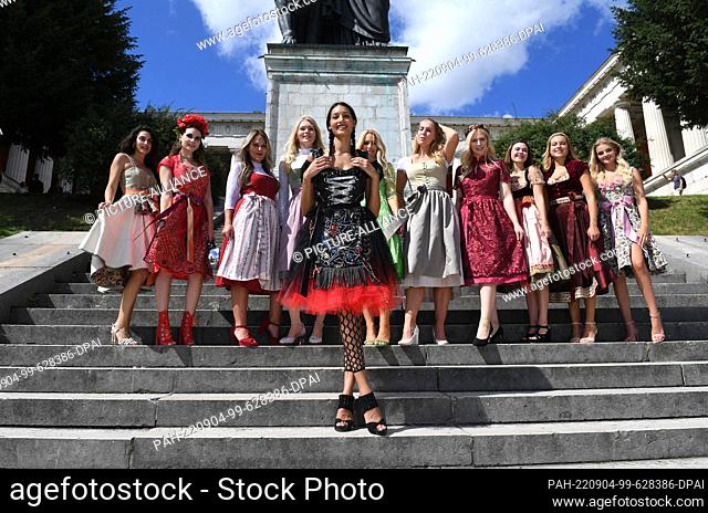 04 September 2022, Bavaria, Munich: Dpa-Exclusive: Meri Pydannah (in Pia Bolte), (front) shows off with her colleagues at the Dirndlgipfel 2022 at the foot of...