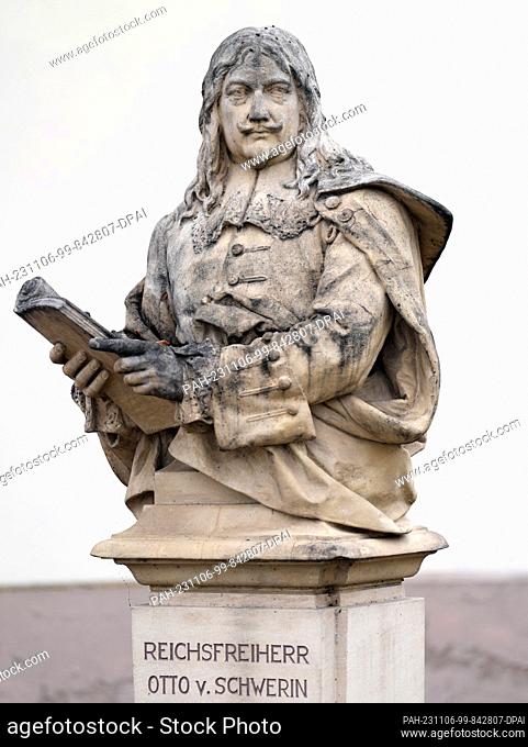 06 November 2023, Brandenburg, Oranienburg: The restored terracotta bust of Imperial Count Otto von Schwerin stands not far from the palace near the Blumethal...