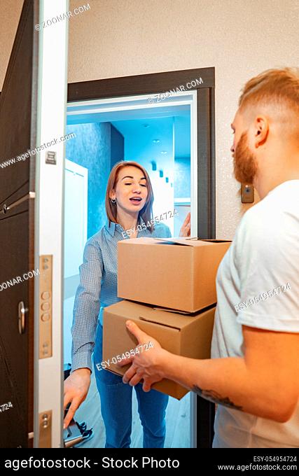 Belivery man delivering parcel box to recipient - courier service concept