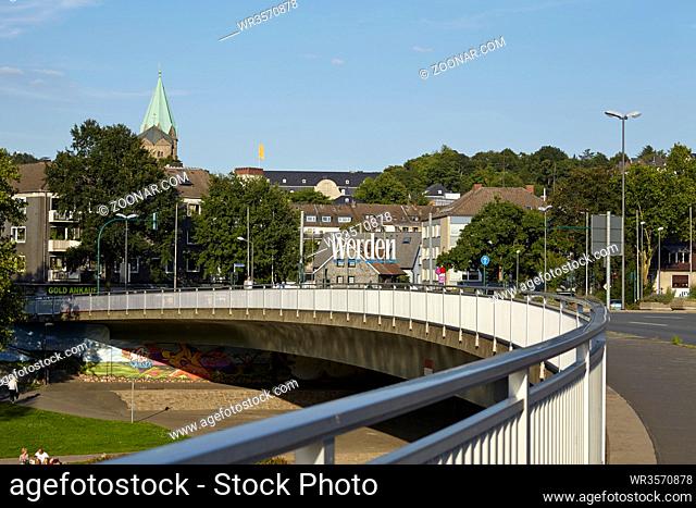 Die Ruhrbrücke bei Essen-Werden (Deutschland, Nordrhein Westfalen) aufgenommen bei blauem Himmel am 31. juli 2015