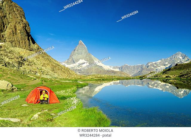 Tent on the shore of lake Riffelsee facing the Matterhorn, Zermatt, canton of Valais, Swiss Alps, Switzerland, Europe