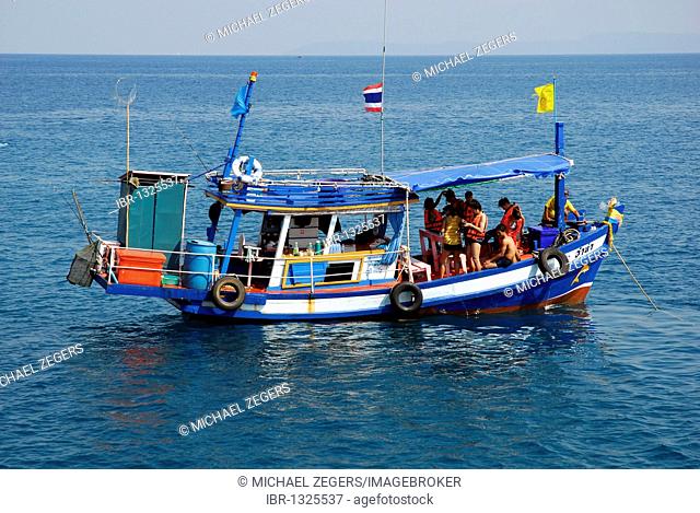 Fishing boat with tourists off Koh Rung, Koh Rang Island, Koh Chang archipelago, National Park Mu Ko Chang, Trat, Gulf of Thailand, Thailand, Asia