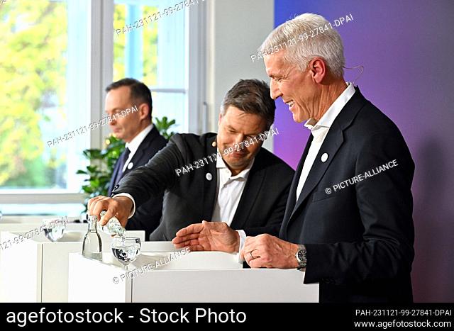 21 November 2023, Thuringia, Jena: Volker Wissing (left, FDP), Federal Minister for Digital Affairs and Transport, Robert Habeck (center, Bündnis90/Die Grünen)
