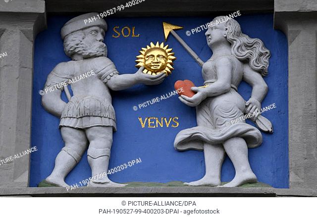 27 May 2019, Thuringia, Erfurt: On the Renaissance façade of the House of the Red Ox at the Fish Market you can see a frieze with the ancient planetary gods Sun...