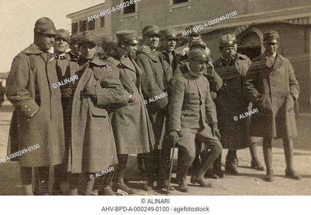 Album Jack Bosio - War Campaign 1917-1920 : Group of soldiers in Spilimbergo, shot 02/1917