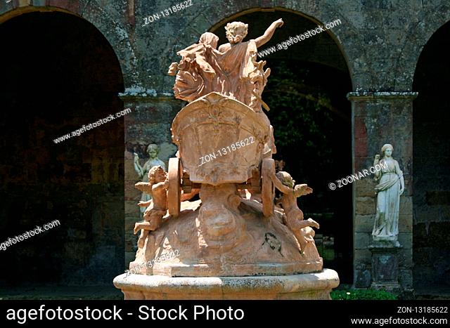 Statue in der Abtei Sainte Marie de Lagrasse, Aude, Frankreich - Statue in the abbey Sainte Marie de Lagrasse, Aude, France