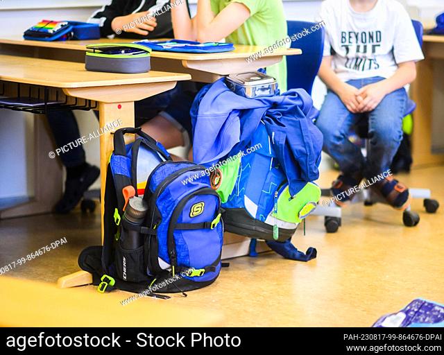 17 August 2023, Lower Saxony, Hanover: Pupils sit next to their schoolbags in the classroom of a 4th grade class at an elementary school in the Hanover region