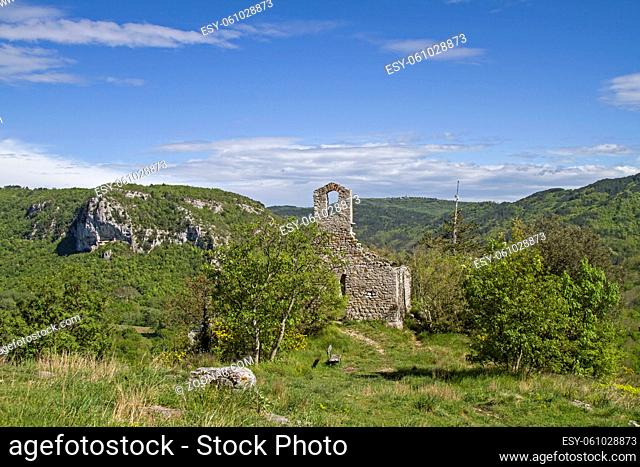 Auf dem Felsen über Istarske Toplice wurde die Kirche des Heiligen Stephans im Mittelalter errichtet. Heute ist sie nur noch eine Ruinenstätte
