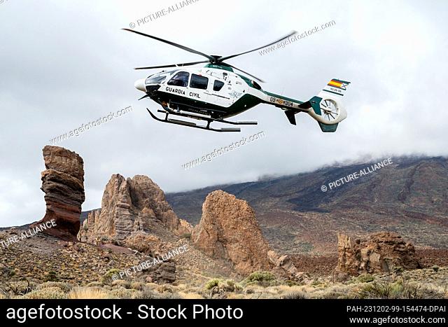 01 December 2023, Spain, La Orotava: A helicopter of the Spanish Guardia Civil police unit lands near the Roques de Garcia in the national park on Mount Teide