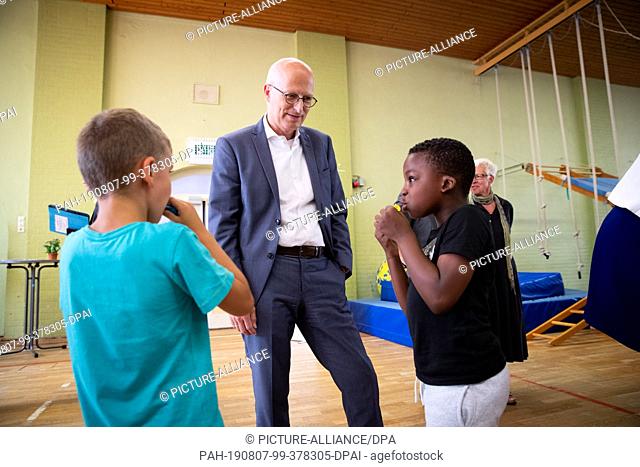 07 August 2019, Hamburg: Peter Tschentscher (SPD), First Mayor of Hamburg, talks to children during a visit to the Kita Sonnenschein