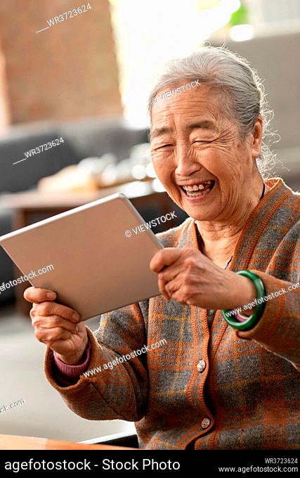 Old people use tablet to see video