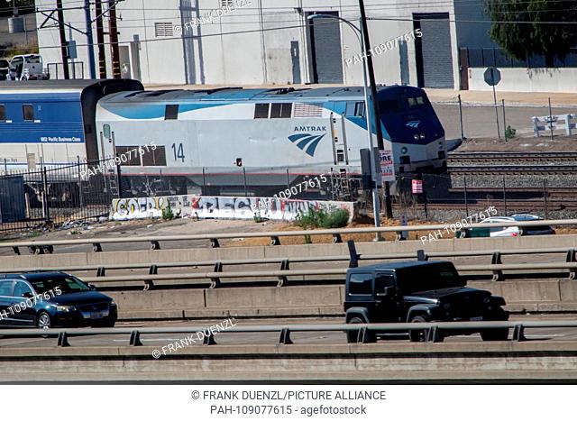 Pacific Surfliner next to the traffic on the old Pacific Highway in San Diego, in June 2018. | usage worldwide. - San Diego/Kalifornien/United States of America