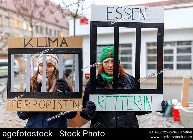 25 January 2023, Bavaria, Nuremberg: Climate activists protest next to the Nuremberg District Court during a trial against four climate activists for coercion