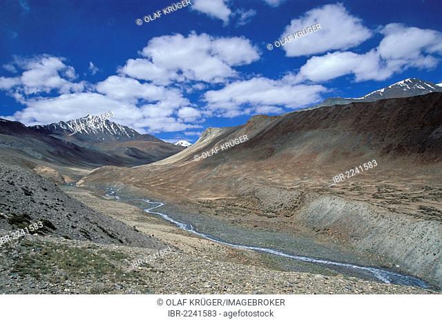 River valley leading to Mt Sisir La or Sisir Pass, Zanskar, Ladakh, Jammu and Kashmir, Indian Himalayas, North India, India, Asia