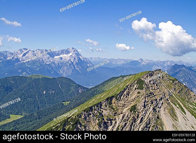Blick vom Krottenkopfgipfel auf den Bischof das dahinterliegende Wettersteingebirge mit der Zugspitze
