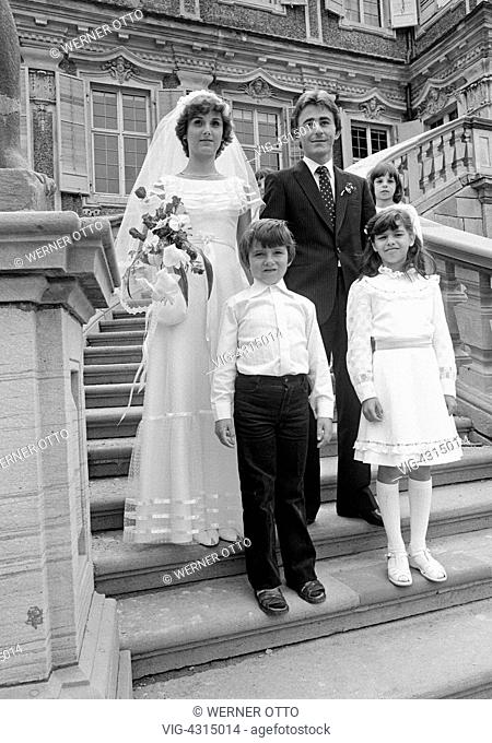 DEUTSCHLAND, RASTATT, 15.07.1980, Eighties, black and white photo, people, marriage, bridal couple posing with children on a stairs, aged 25 to 30 years