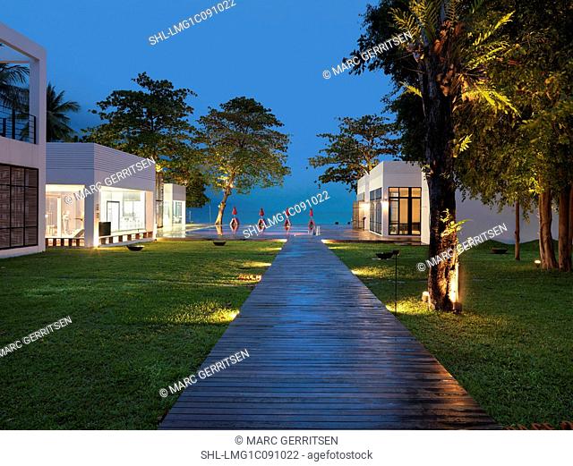 Boardwalk in lawn of The Library resort; Hat Chaweng at dusk