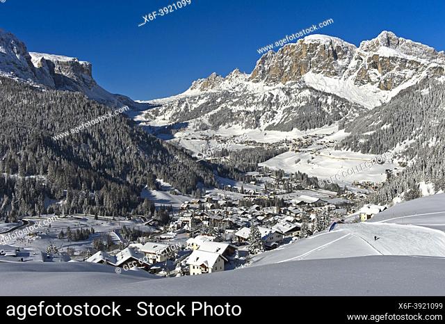 Mountain village of La Villa in front of the snow-covered Dolomite peaks in the Alta Badia ski area, Dolomites, South Tyrol, Italy