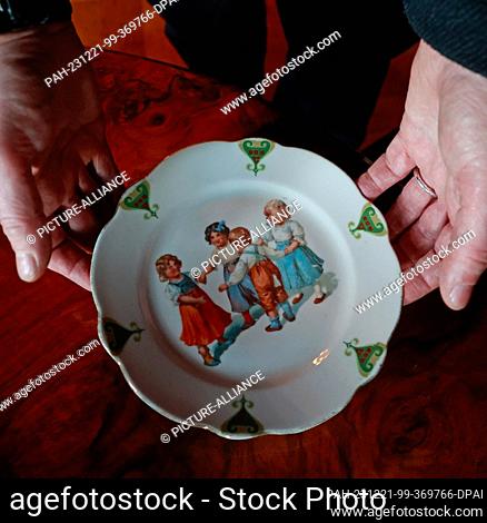 20 December 2023, Saxony-Anhalt, Wernigerode: Christmas tableware can be found in the former living rooms of the princely family of Stolberg-Wernigerode