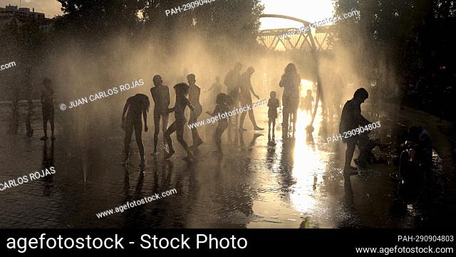 Madrid, Spain; 12.06.2022.- Many people, mostly immigrants, go to the sources and areas such as the one popularly known as Playa de Madrid on the Manzanares...
