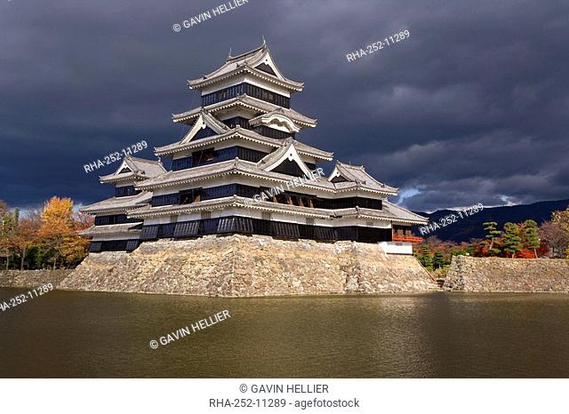 Matsumoto-jo Matsumoto Castle, the three-turreted donjon built in 1595 in contrasting black and white, surrounded by a moat, Matsumoto, Nagano Prefecture, Chubu