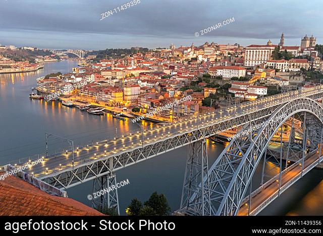 Altstadt und Brücke, Bogenbrücke Ponte Dom Luís I über den Douro, Porto, Portugal, Europa / View over Porto with bridge, Ponte Dom Luís I, across River Douro