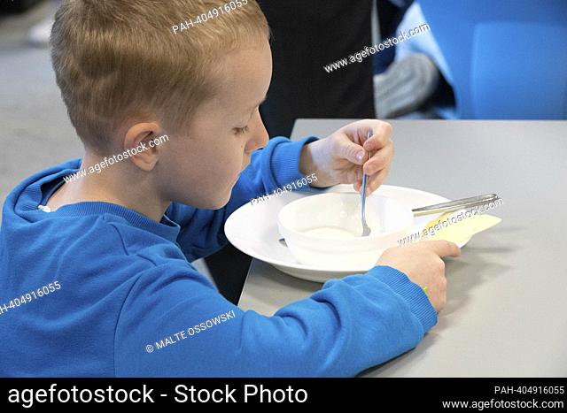 Pupils having breakfast, eat Quark, The Brotzeit project is intended to enable children to start the school day with breakfast, Actress Uschi GLAS
