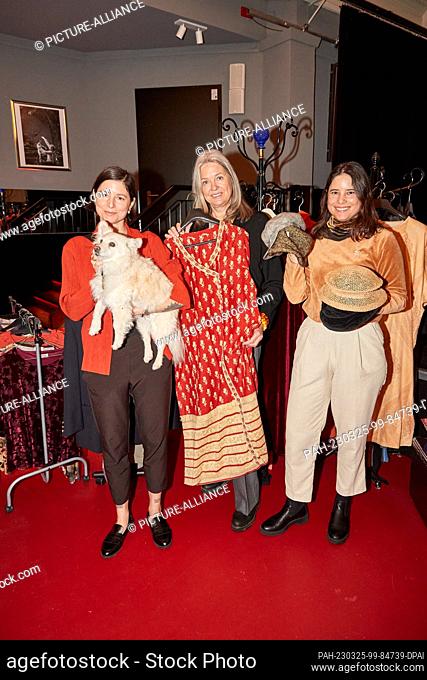 25 March 2023, Hamburg: Natascha Giller (m) with dog Coco and her daughters Alexia (l) and Tatiany Stamatelatos stand in a room at the Hamburger Kammerspiele...