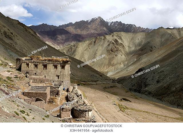 maison isolee dominant la vallee de la Yurutse, ladakh, jammu et kashmir, inde, asie