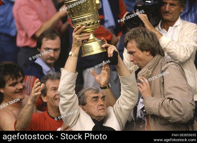 ARCHIVE PHOTO: 30 years ago, on November 14, 1992, Ernst Happel died, Ernst HAPPEL, coach, HSV Hamburg Hamburg, cheers after the game with the cup in the...