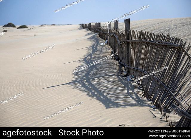 13 November 2022, Egypt, Metoobas: Reet fences have been erected on a Mediterranean beach in the Nile Delta, which is a restricted military area