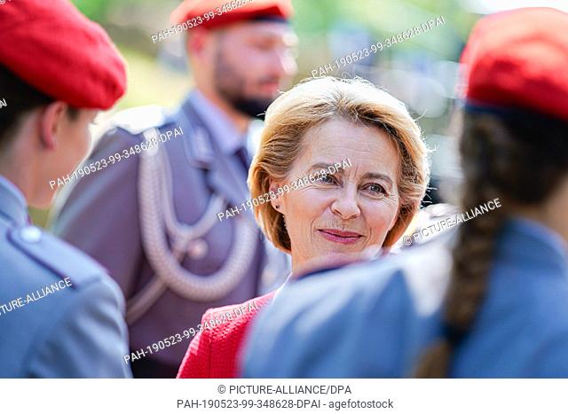 23 May 2019, Rhineland-Palatinate, Neustadt: Ursula von der Leyen (CDU), Federal Defense Minister, will speak with recruits of the NBC defence battalion...