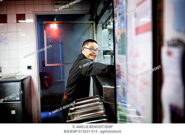 Reportage on Vincent's work day. He is 21 and suffers from Down's Syndrome. He is a waiter in a Hippopotamus restaurant, a French chain of restaurants