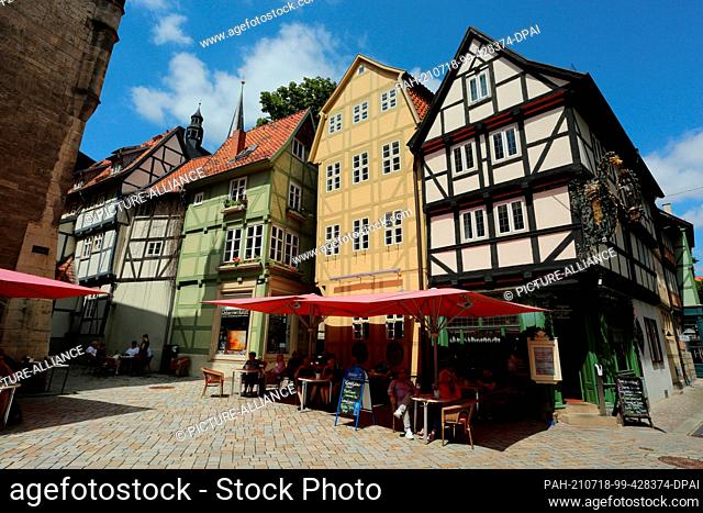 18 July 2021, Saxony-Anhalt, Quedlinburg: In the historic old town with its cobblestone streets, winding alleys and small squares are a good 2
