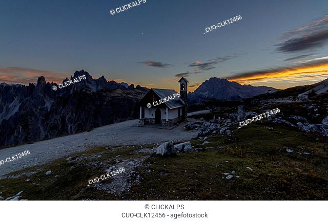 Church near Tre Cime di Lavaredo at sunset, Tre Cime di Lavaredo, Three peaks of lavaredo, Drei Zinnen, Dolomites, Veneto, South Tyrol, Italy, Europe