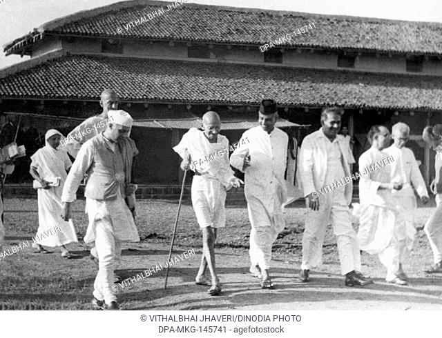 Manibehn Patel , Khan Abdul Gaffar Khan , Jawaharlal Nehru , Mahatma Gandhi , Dr. Jeevraj Mehta , Dr. Gilder and Pyarelal Nayar walking at Sevagram Ashram