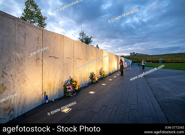 Los nombres de los que murieron durante el 11 de septiembre iluminados en la pared del Flight 93 Memorial, Shanksville, PA