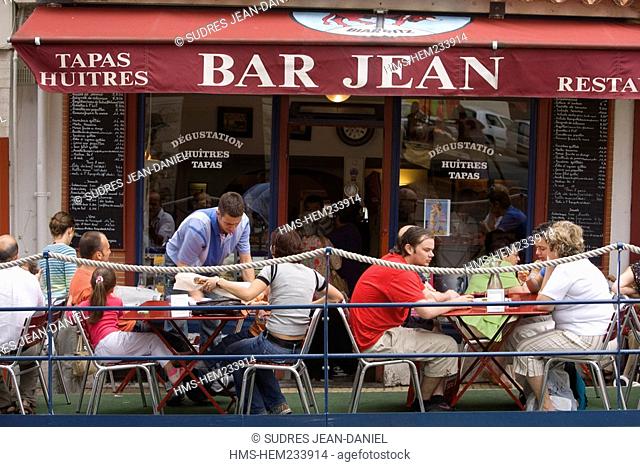 France, Pyrenees Atlantiques, Biarritz, Place de la Halle, Bar Jean tapas bar, the terrace of the bar