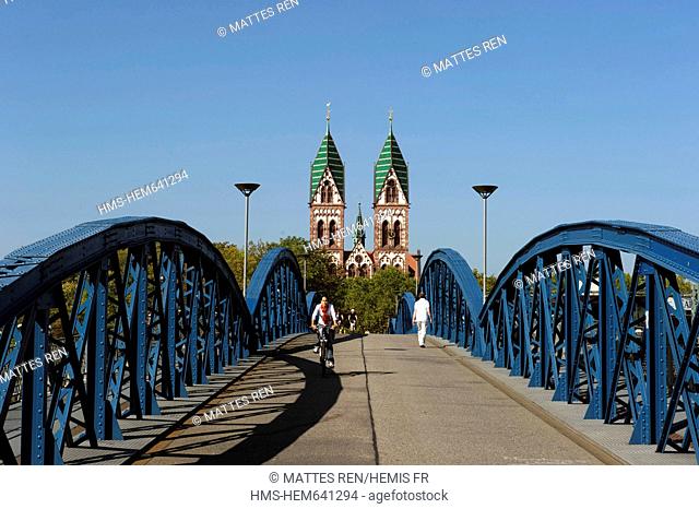 Germany, Black Forest, Schwarzwald, Baden-Wuerttemberg, Freiburg, blue bridge wiwili-bridge and the Herz-Jesukirche in the background